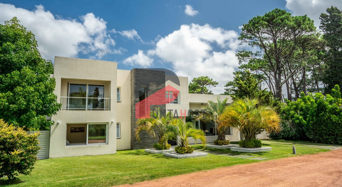 Casa ID.5 - Venta de Casa de Cuatro Dormitorios en Boulevard Park Mansa