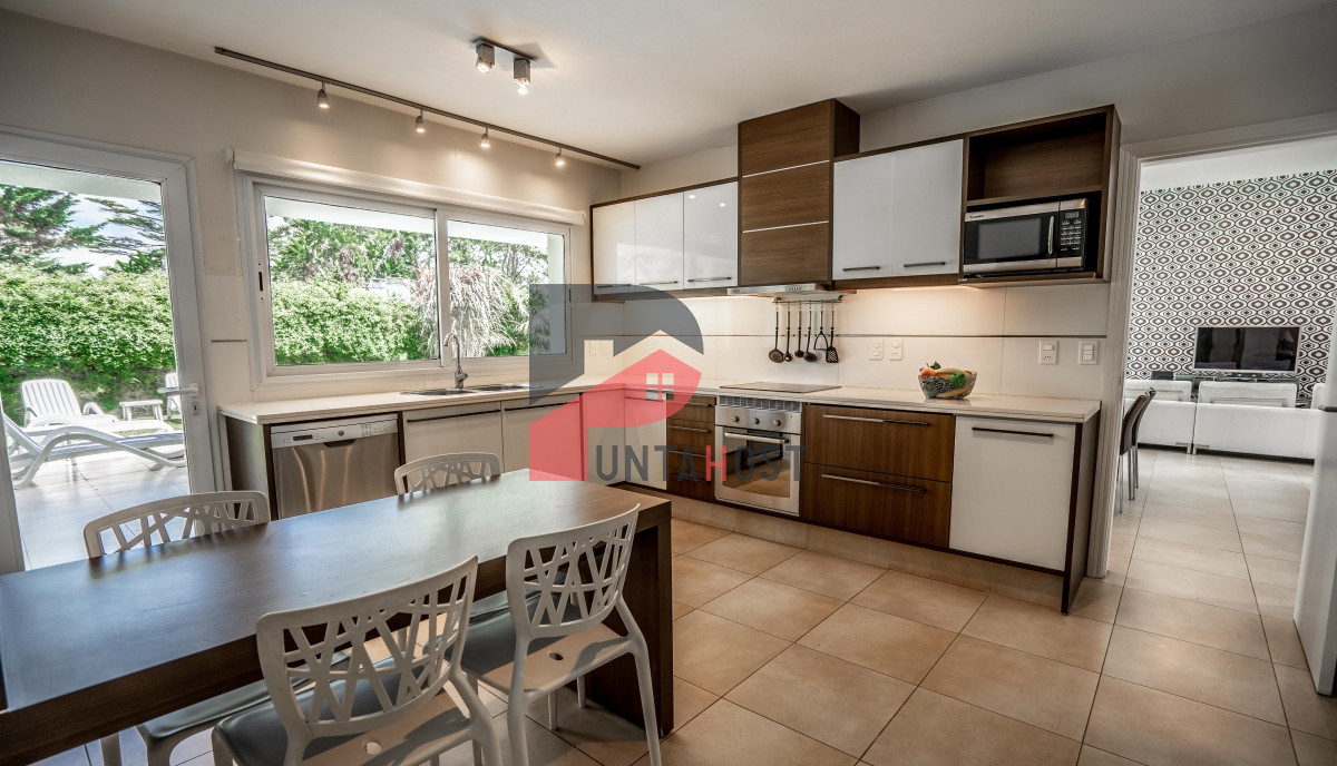 Casa ID.5 - Venta de Casa de Cuatro Dormitorios en Boulevard Park Mansa