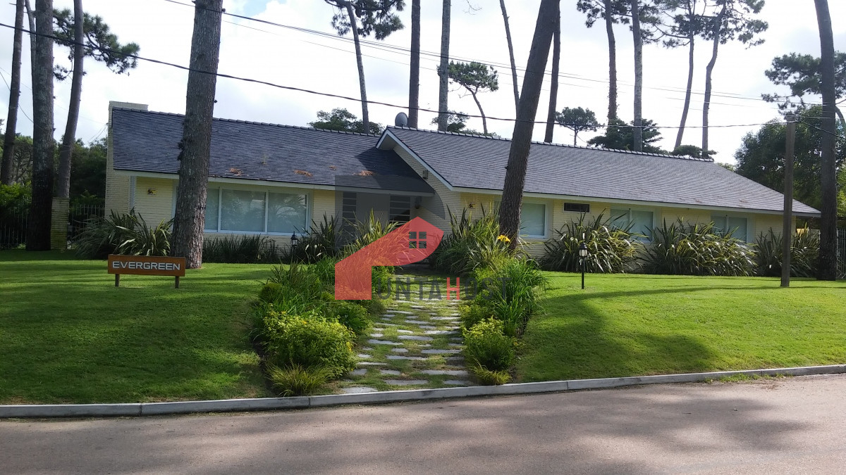 Casa ID.7 - Venta Casa con 4 dormitorios, 4 baños, en Playa Mansa