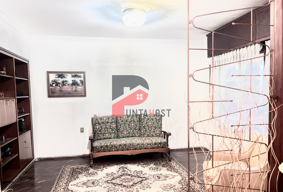 Casa ID.21 - Venta de Casa, 5 Dormitorios, 3 Baños, Patios y Garage en La Blanqueada,