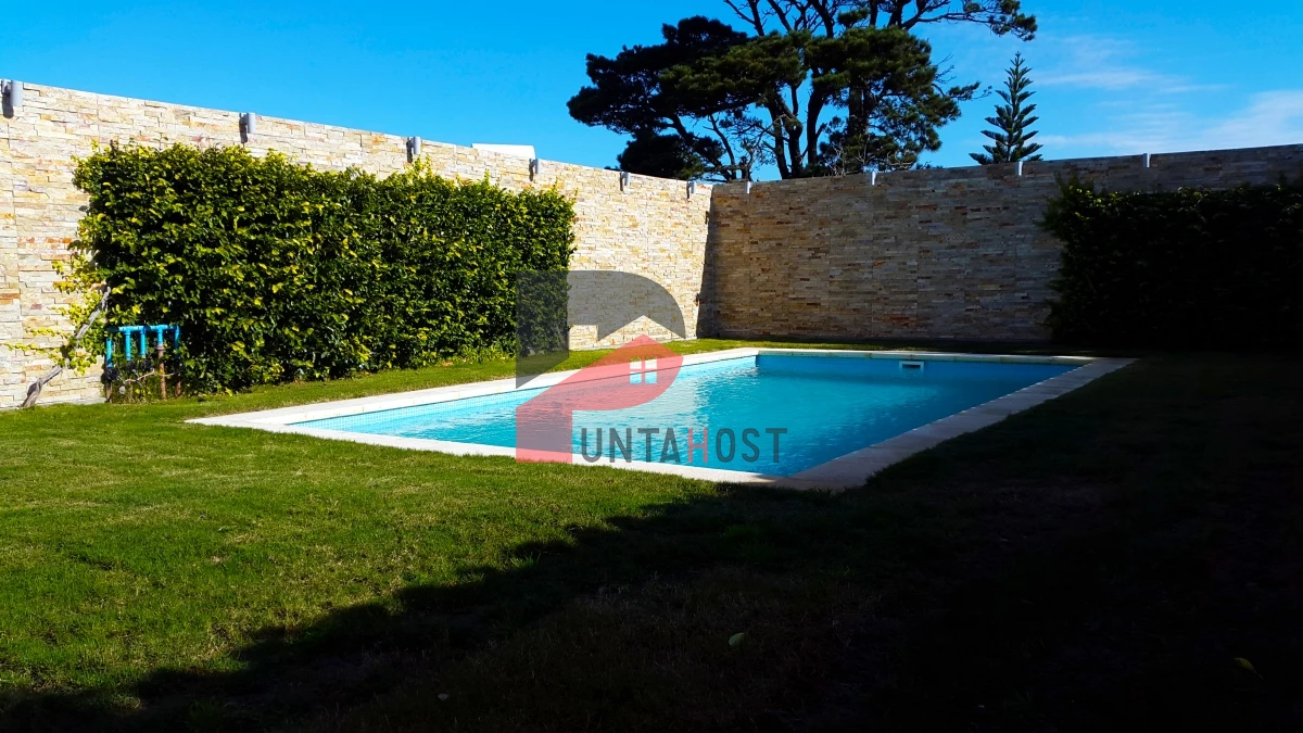 Casa ID.4 - Venta Casa 2 master suite, 2 dormitorios, a 1 cuadra de playa Mansa