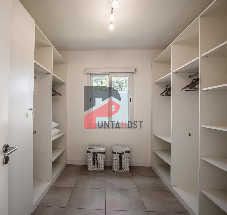 Casa ID.5 - Venta de Casa de Cuatro Dormitorios en Boulevard Park Mansa