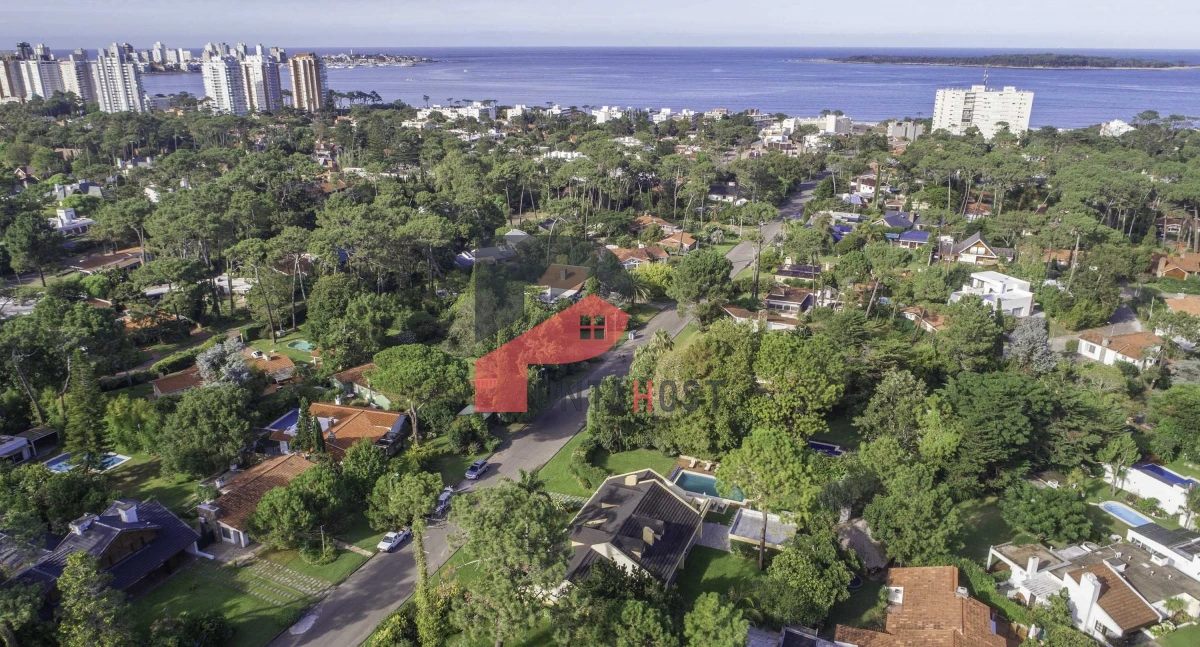 Casa ID.11 - Venta Casa con 6 dormitorios, 6 baños, playroom, barbacoa, en Playa Mansa