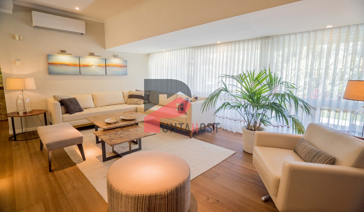 Casa ID.11 - Venta Casa con 6 dormitorios, 6 baños, playroom, barbacoa, en Playa Mansa