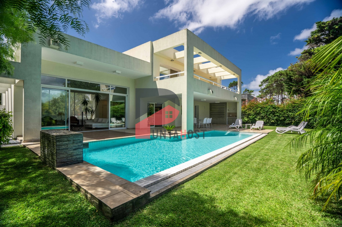 Casa ID.5 - Venta de Casa de Cuatro Dormitorios en Boulevard Park Mansa