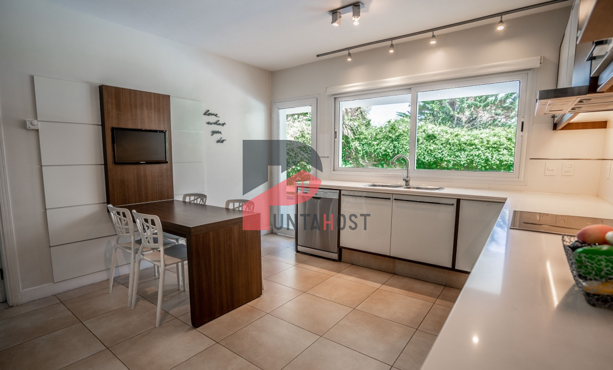 Casa ID.5 - Venta de Casa de Cuatro Dormitorios en Boulevard Park Mansa