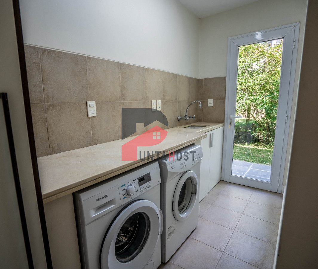 Casa ID.5 - Venta de Casa de Cuatro Dormitorios en Boulevard Park Mansa