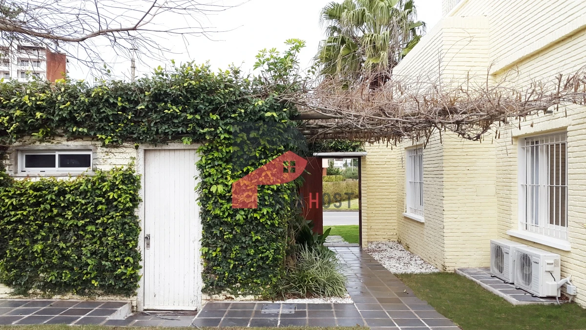 Casa ID.4 - Venta Casa 2 master suite, 2 dormitorios, a 1 cuadra de playa Mansa