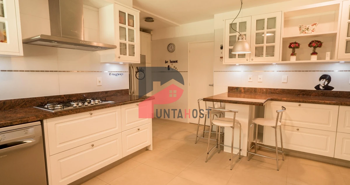 Casa ID.11 - Venta Casa con 6 dormitorios, 6 baños, playroom, barbacoa, en Playa Mansa