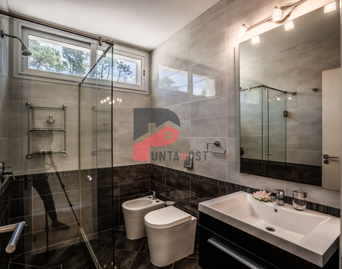 Casa ID.5 - Venta de Casa de Cuatro Dormitorios en Boulevard Park Mansa