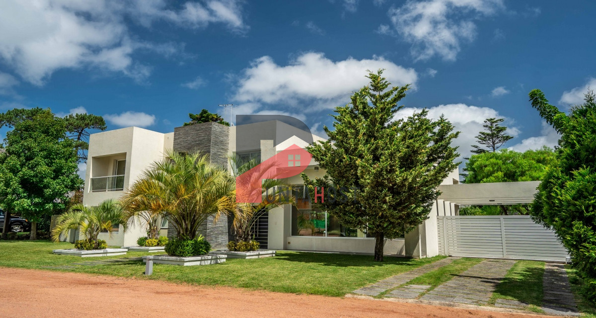 Casa ID.5 - Venta de Casa de Cuatro Dormitorios en Boulevard Park Mansa