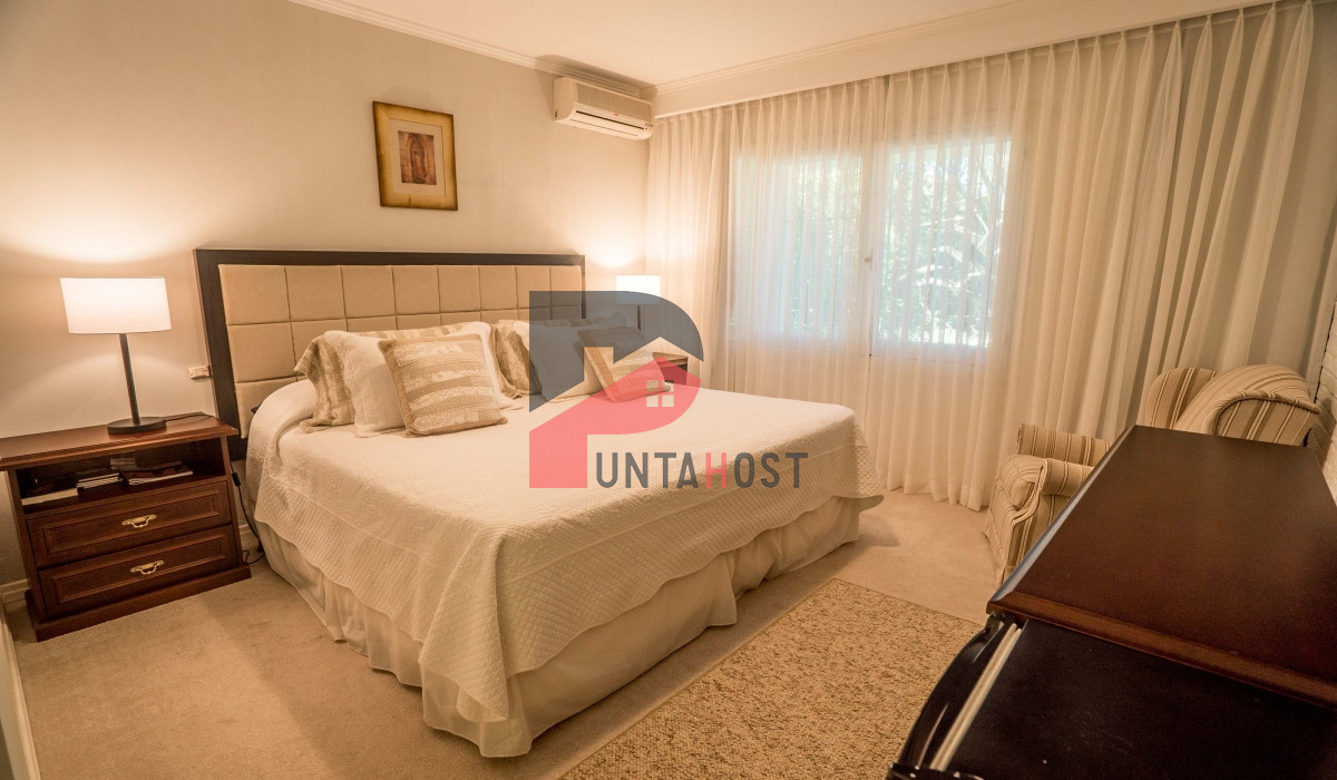 Casa ID.11 - Venta Casa con 6 dormitorios, 6 baños, playroom, barbacoa, en Playa Mansa