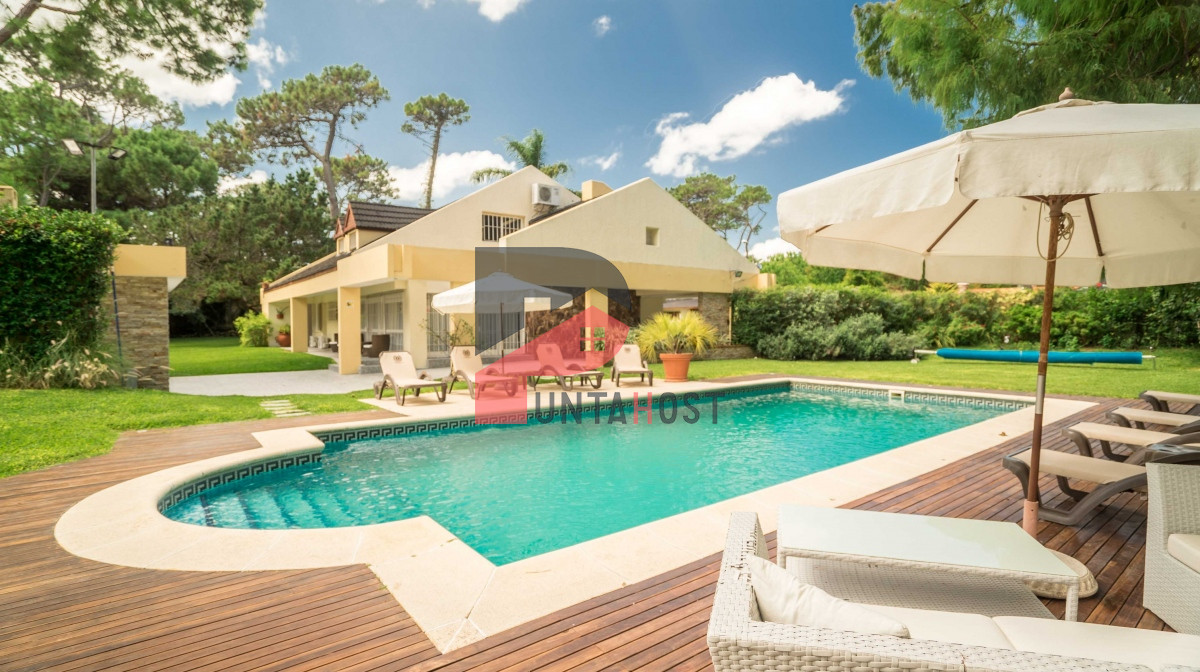 Casa ID.11 - Venta Casa con 6 dormitorios, 6 baños, playroom, barbacoa, en Playa Mansa