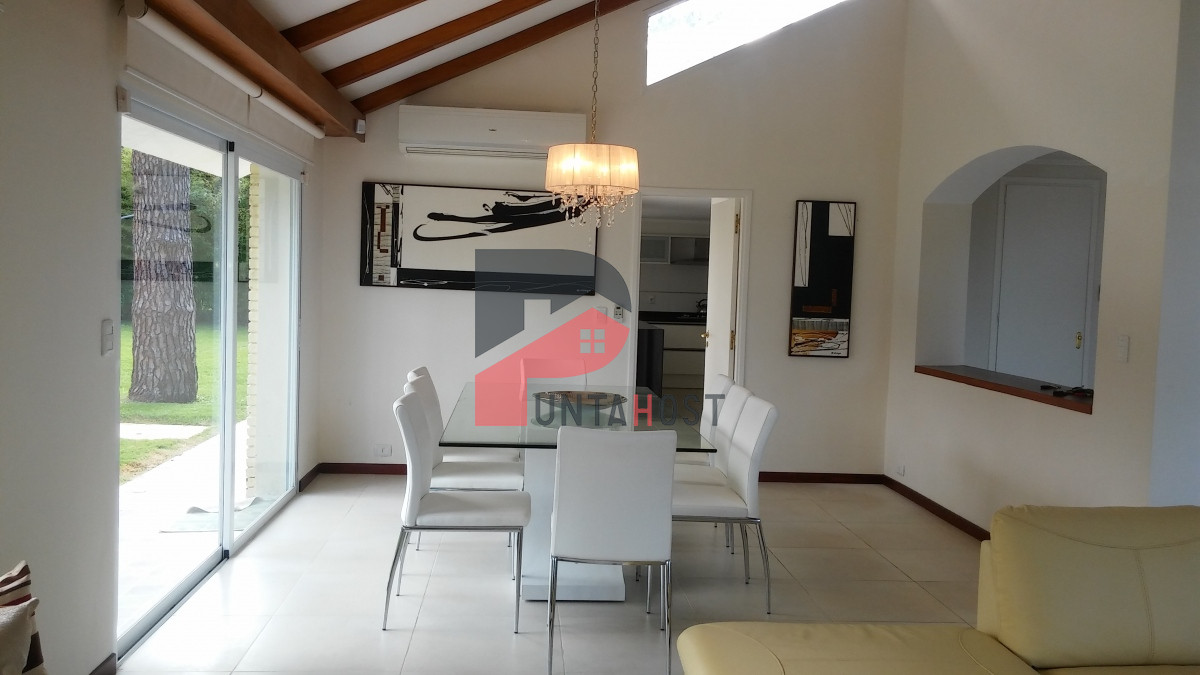 Casa ID.7 - Venta Casa con 4 dormitorios, 4 baños, en Playa Mansa