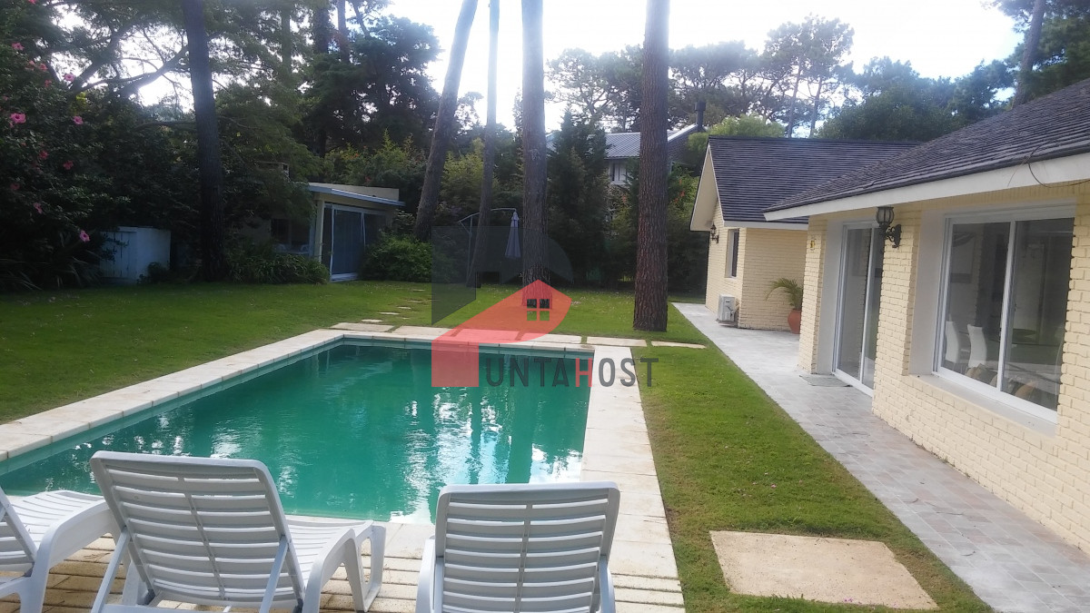 Casa ID.7 - Venta Casa con 4 dormitorios, 4 baños, en Playa Mansa
