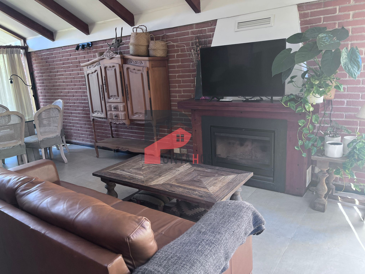 Casa ID.17 - Alquiler temporario casa 2 dormitorios, 2 baños, en Punta del Este a metros del mar