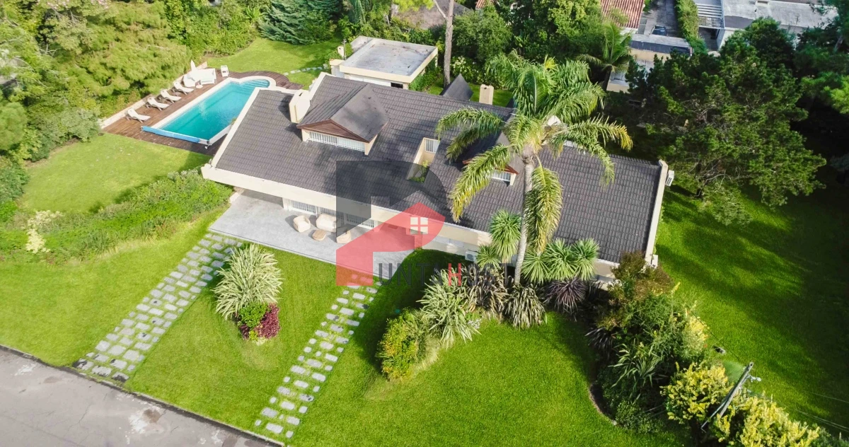 Casa ID.11 - Venta Casa con 6 dormitorios, 6 baños, playroom, barbacoa, en Playa Mansa