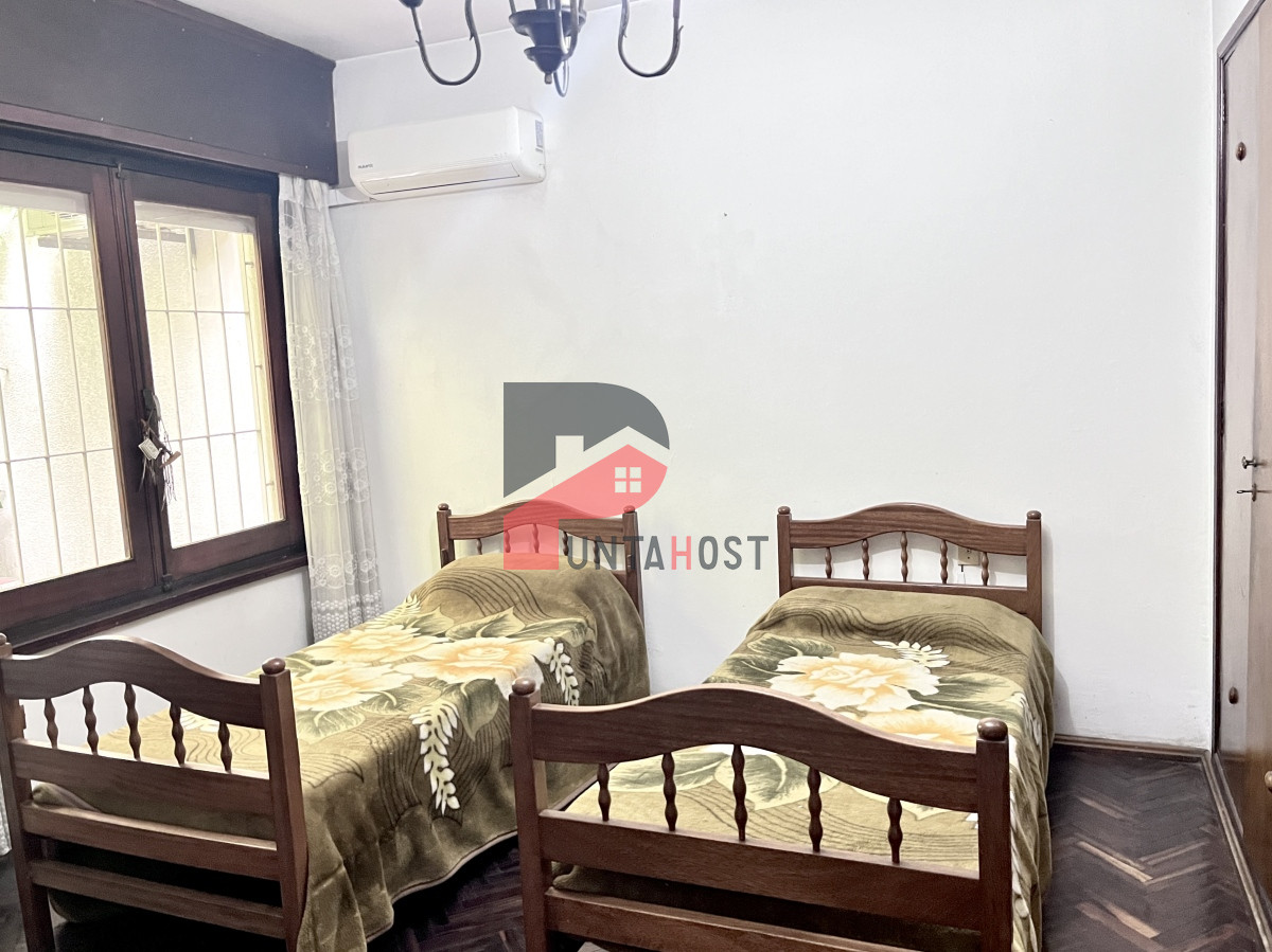 Casa ID.21 - Venta de Casa, 5 Dormitorios, 3 Baños, Patios y Garage en La Blanqueada,