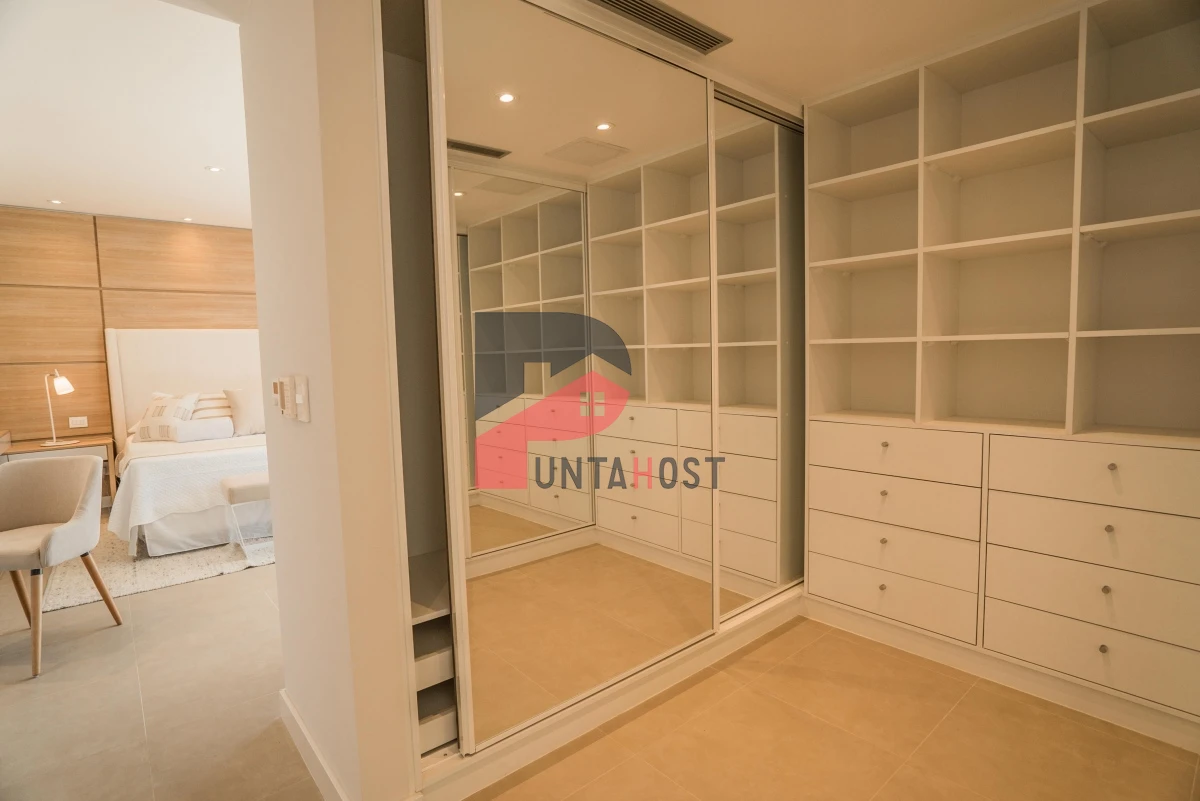Casa ID.6 - Venta de Casa con tres suites, una master suite y dormitorio de servicio en Boulevard Park Mansa a estrenar