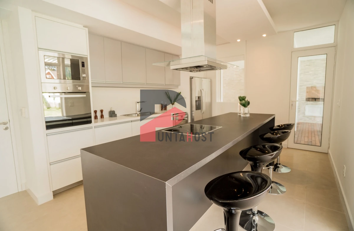 Casa ID.6 - Venta de Casa con tres suites, una master suite y dormitorio de servicio en Boulevard Park Mansa a estrenar