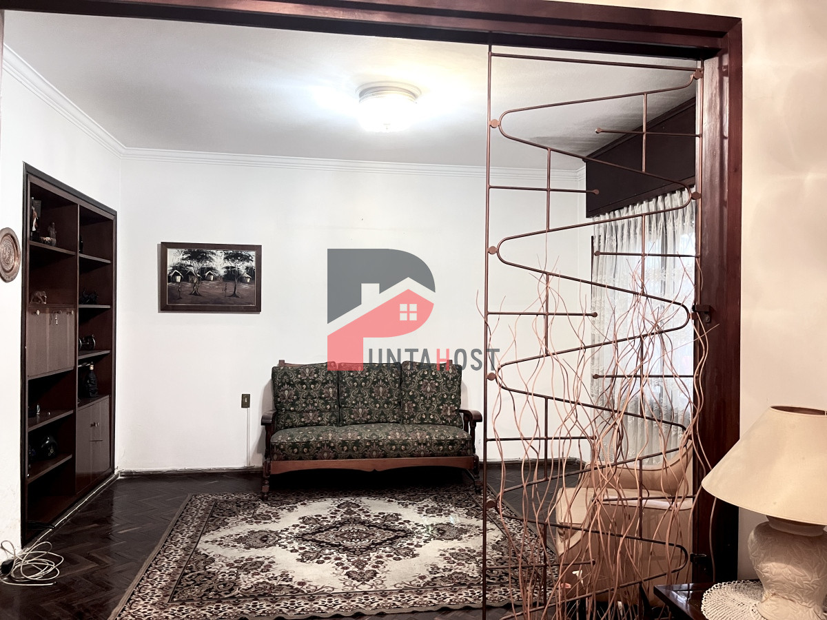 Casa ID.21 - Venta de Casa, 5 Dormitorios, 3 Baños, Patios y Garage en La Blanqueada,