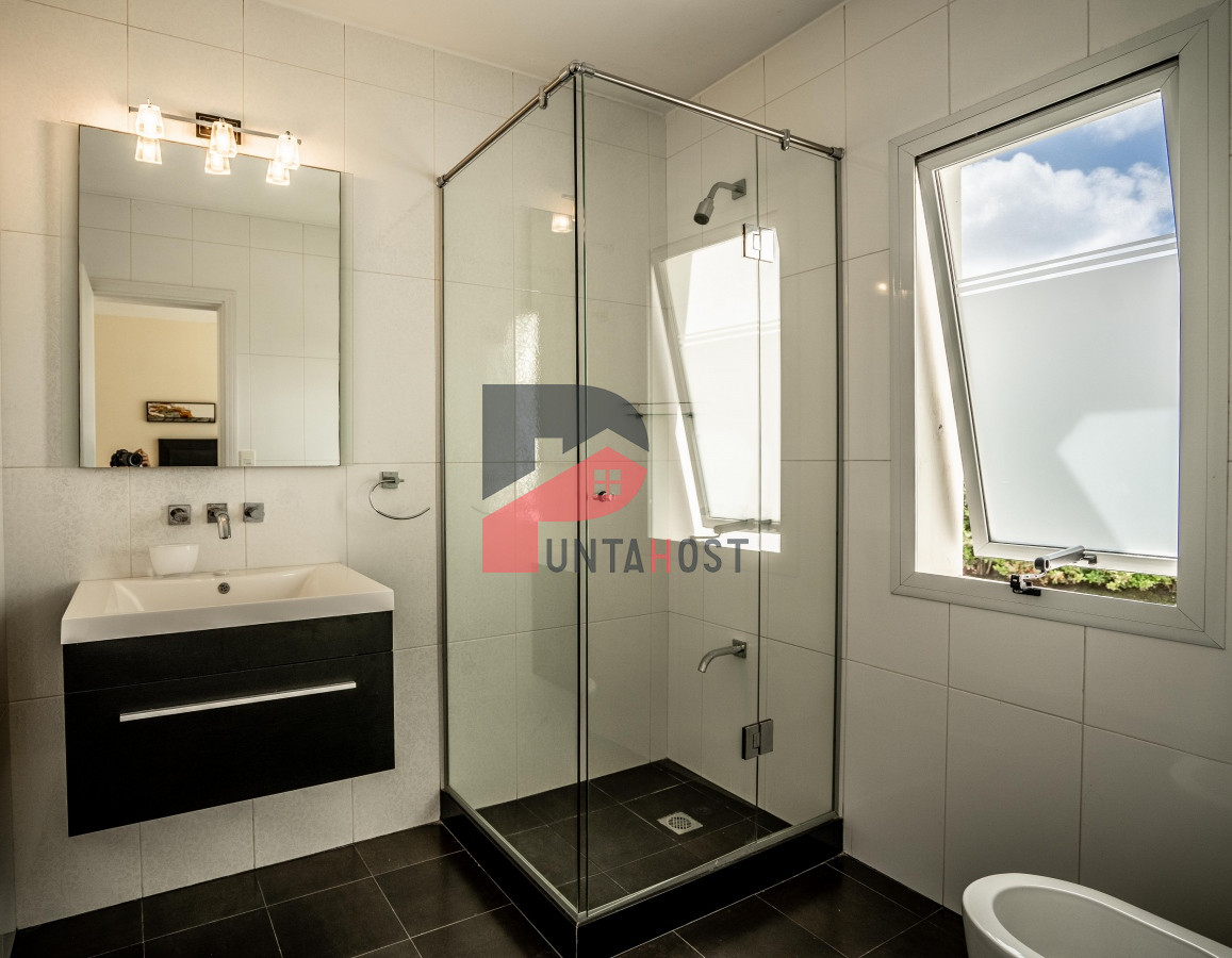 Casa ID.5 - Venta de Casa de Cuatro Dormitorios en Boulevard Park Mansa