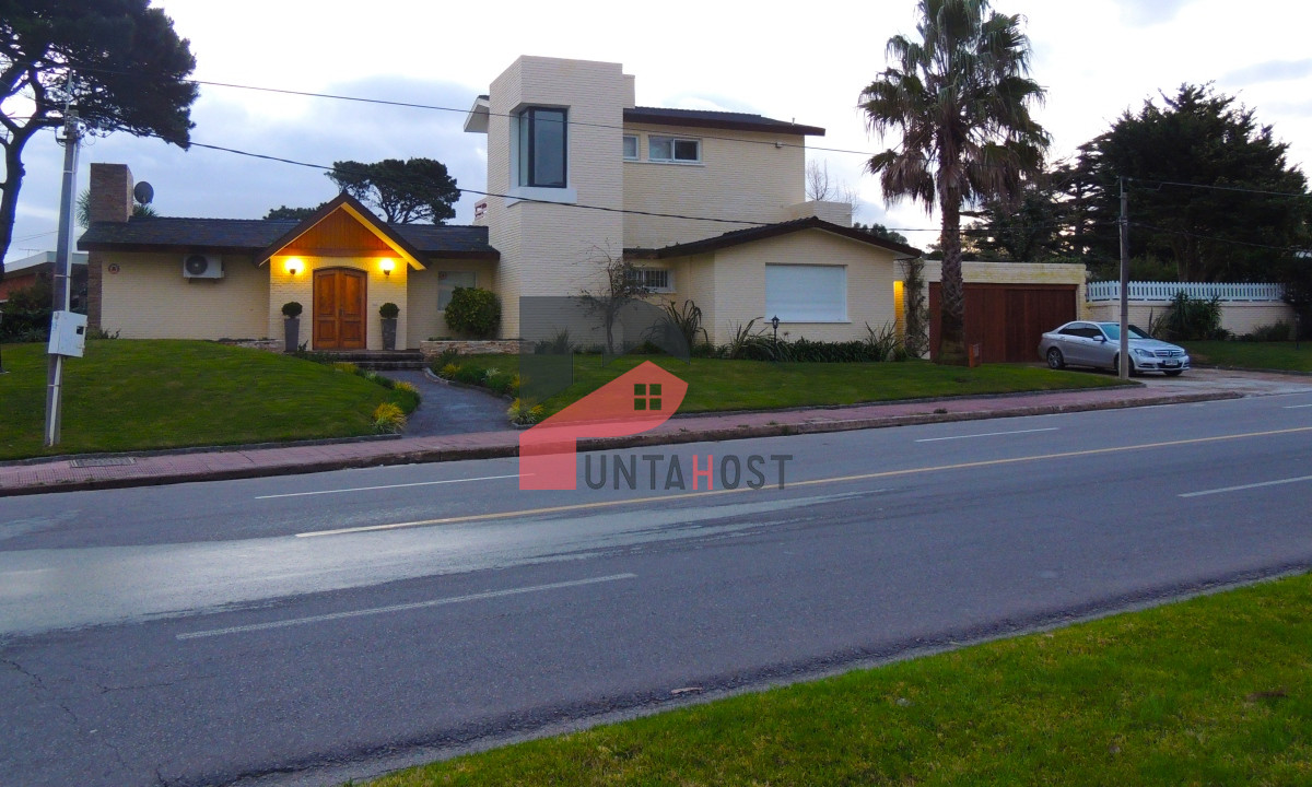 Casa ID.4 - Venta Casa 2 master suite, 2 dormitorios, a 1 cuadra de playa Mansa