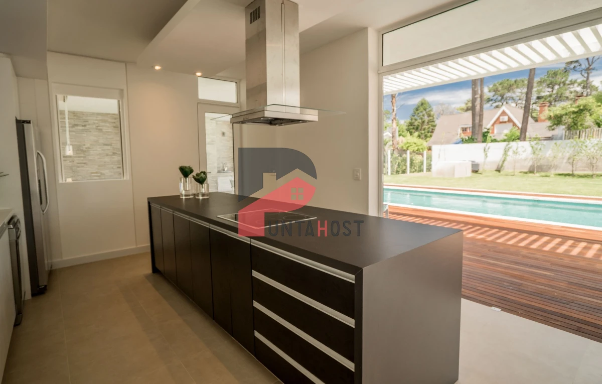 Casa ID.6 - Venta de Casa con tres suites, una master suite y dormitorio de servicio en Boulevard Park Mansa a estrenar