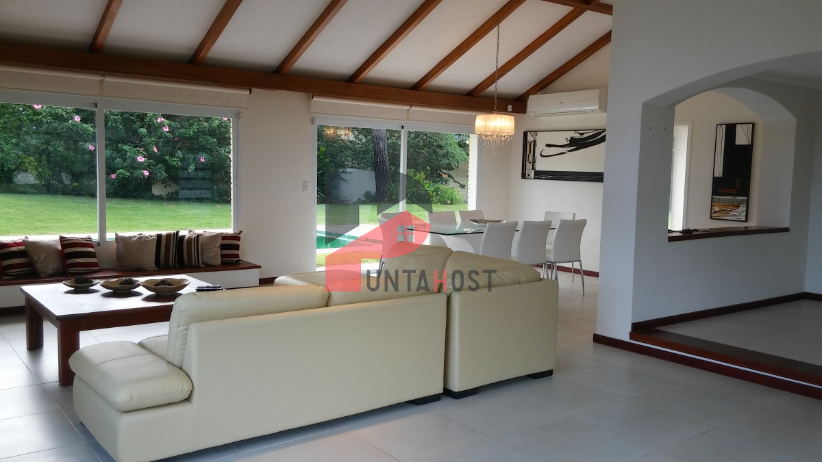Casa ID.7 - Venta Casa con 4 dormitorios, 4 baños, en Playa Mansa