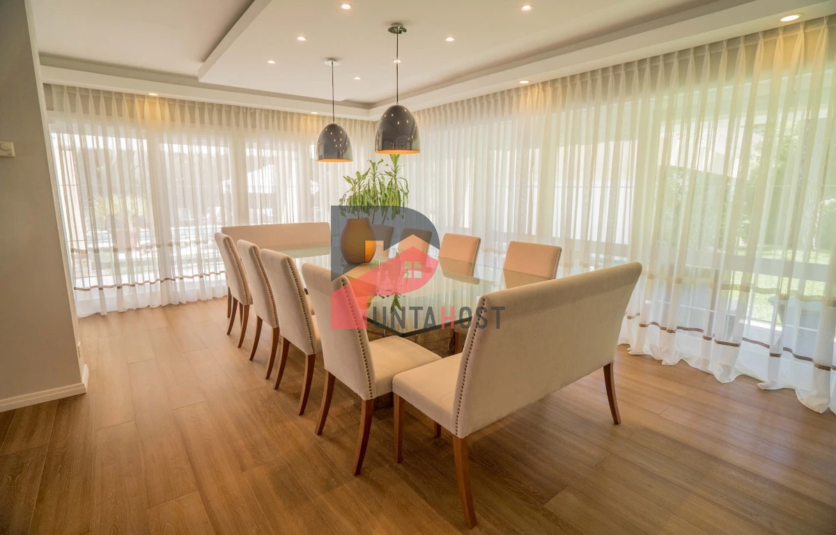 Casa ID.11 - Venta Casa con 6 dormitorios, 6 baños, playroom, barbacoa, en Playa Mansa