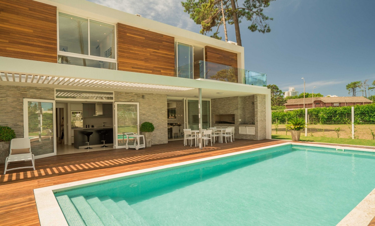 Venta de Casa con tres suites, una master suite y dormitorio de servicio en Boulevard Park Mansa a estrenar