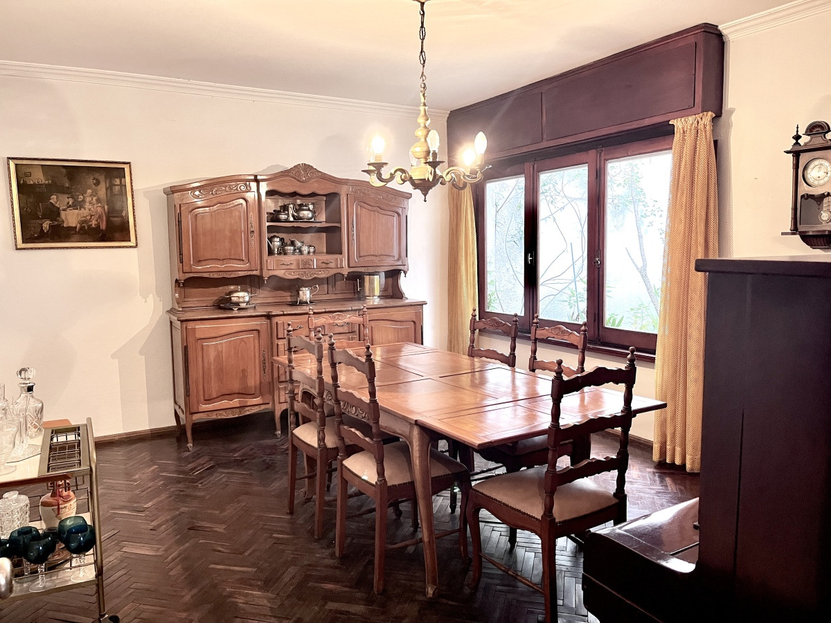 Venta de Casa, 5 Dormitorios, 3 Baños, Patios y Garage en La Blanqueada,