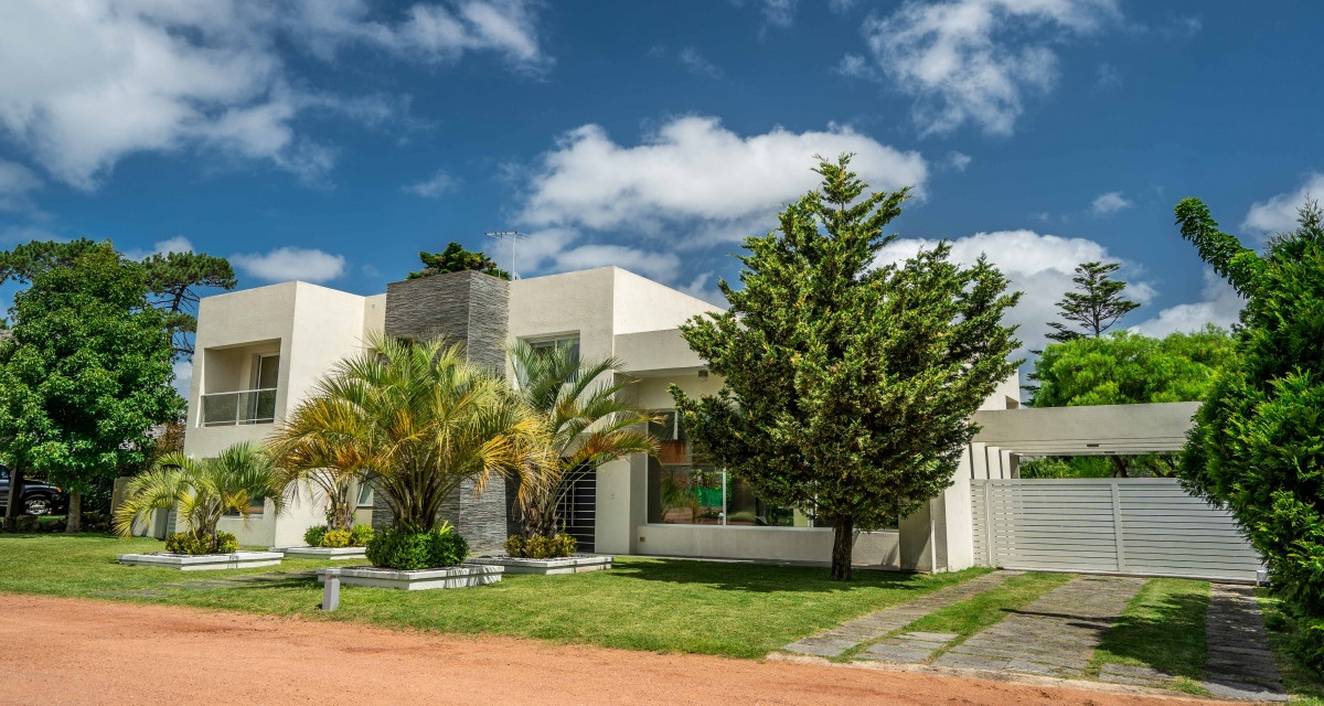 Venta de Casa de Cuatro Dormitorios en Boulevard Park Mansa