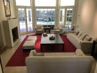 Casa 4 dormitorios. Laguna Blanca