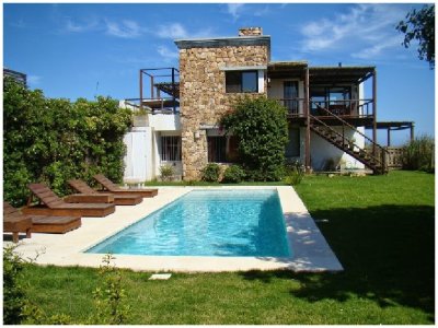 Hermosa casa frente al mar en Punta Piedras