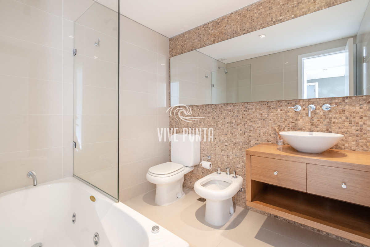 Apartamento ID.573 - Venta apartamento 1 dormitorio en Playa Brava a 100 mtrs del Mar 