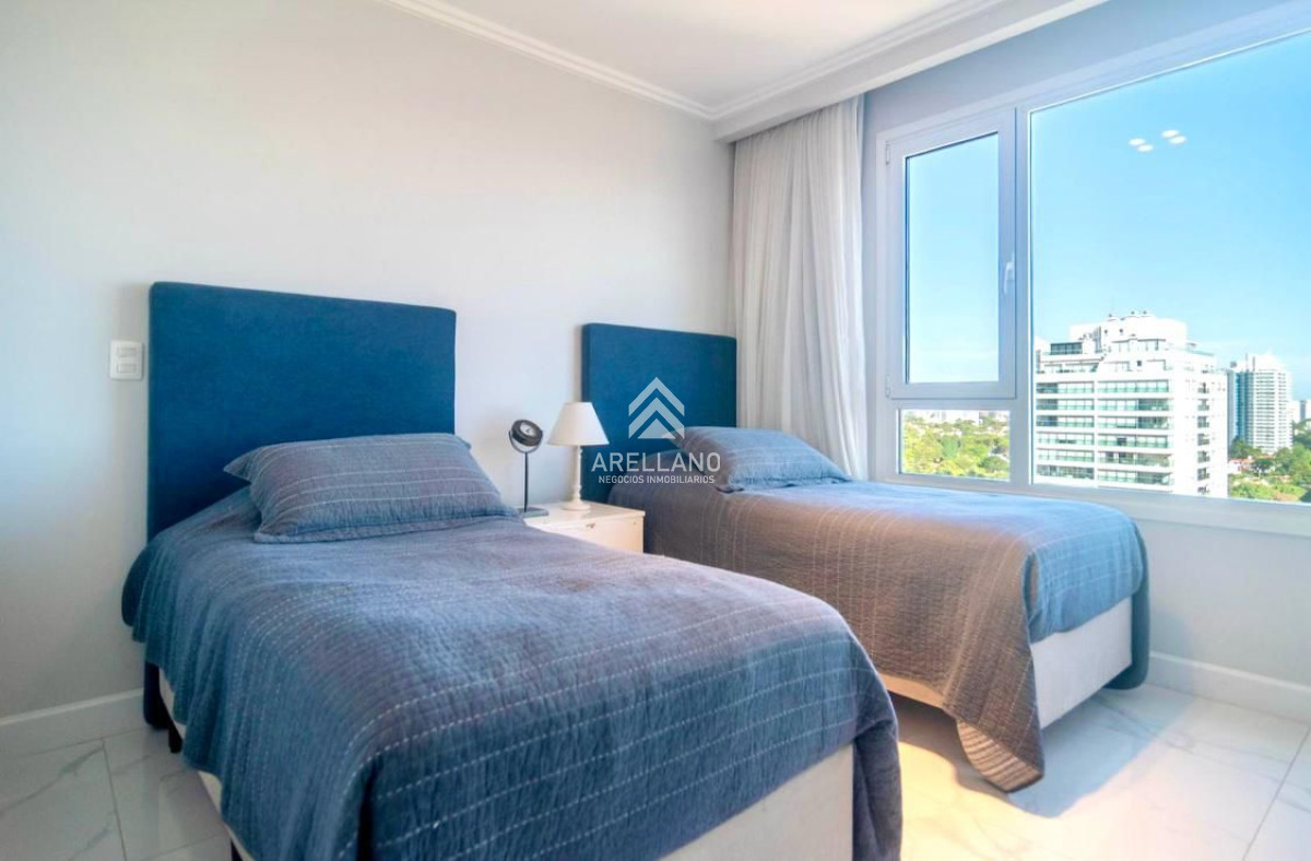 Apartamento ID.5712 - Venta apartamento 4 suites frente al mar Playa Mansa, Punta del Este 