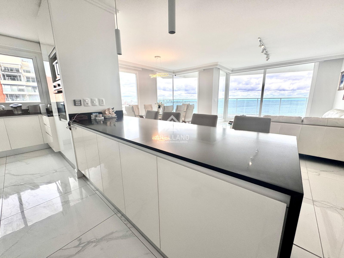 Apartamento ID.5712 - Venta apartamento 4 suites frente al mar Playa Mansa, Punta del Este 