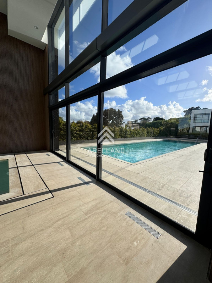 Apartamento ID.5712 - Venta apartamento 4 suites frente al mar Playa Mansa, Punta del Este 