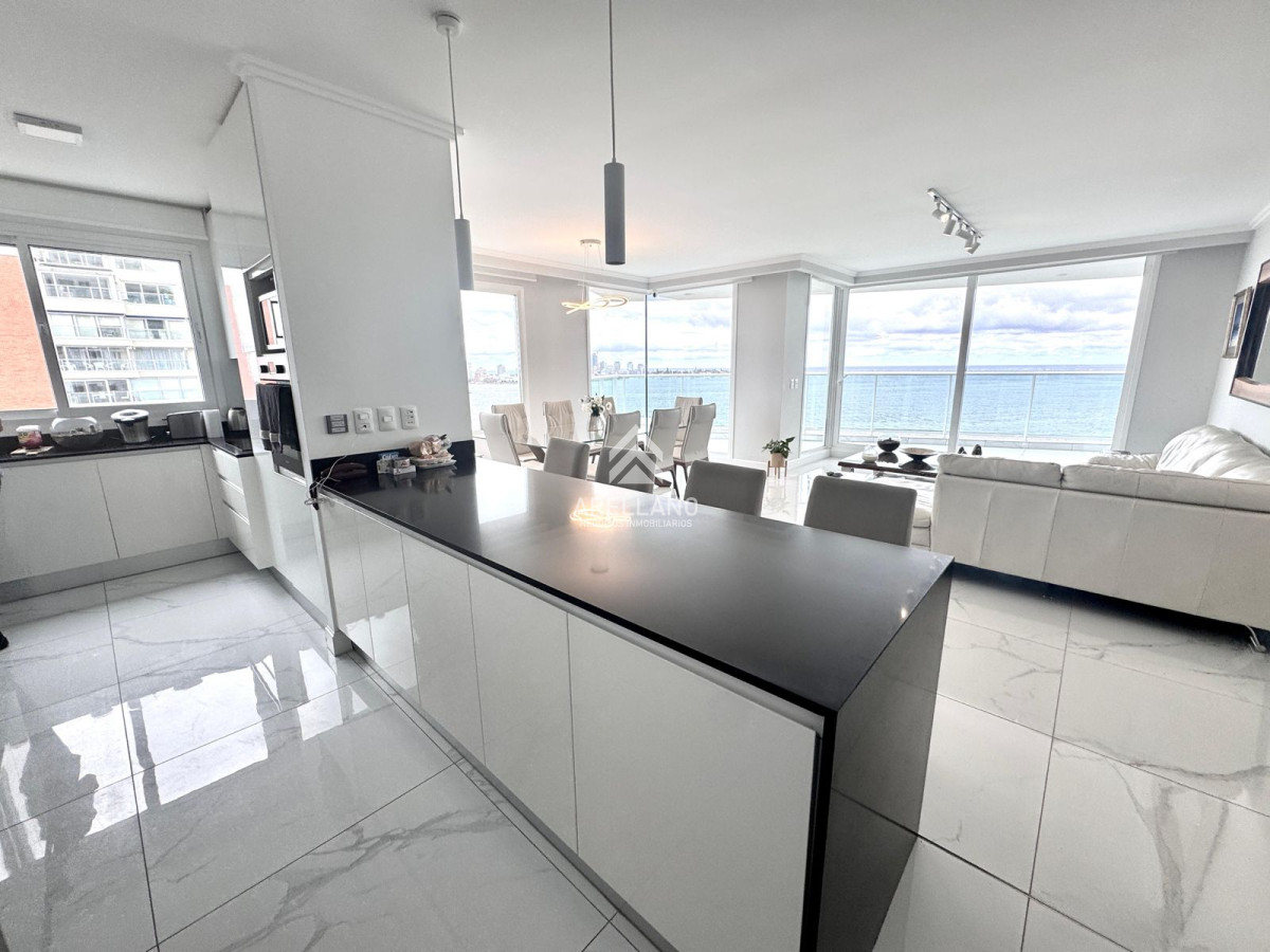Apartamento ID.5712 - Venta apartamento 4 suites frente al mar Playa Mansa, Punta del Este 