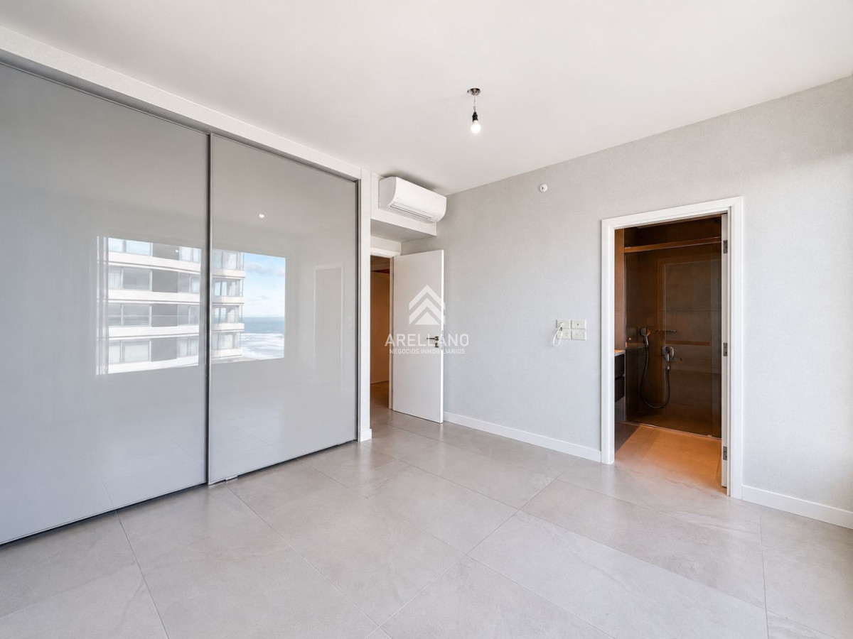 Apartamento ID.6354 - Venta apartamento 4 dormitorios  en suite en Le Parc III, Playa Brava Punta del Este.