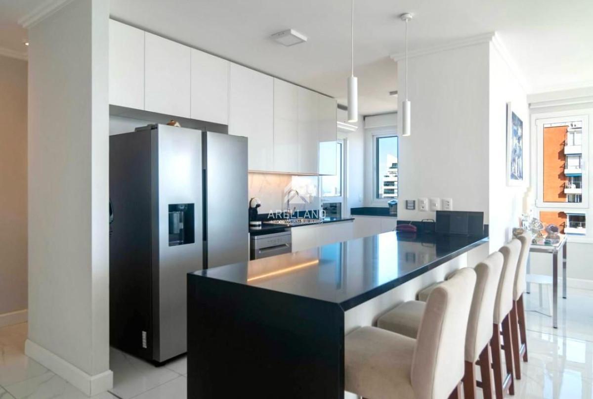 Apartamento ID.5712 - Venta apartamento 4 suites frente al mar Playa Mansa, Punta del Este 