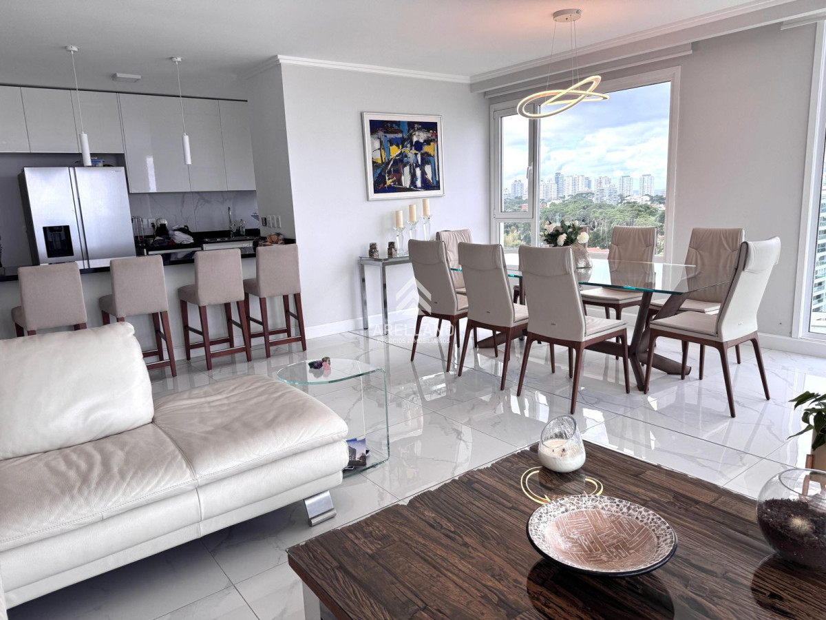 Apartamento ID.5712 - Venta apartamento 4 suites frente al mar Playa Mansa, Punta del Este 