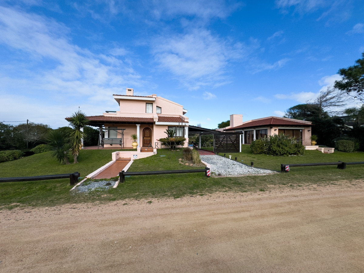 Casa ID.2974 - Alquiler casa de 3 dormitorios y dependencia con piscina en Manantiales
