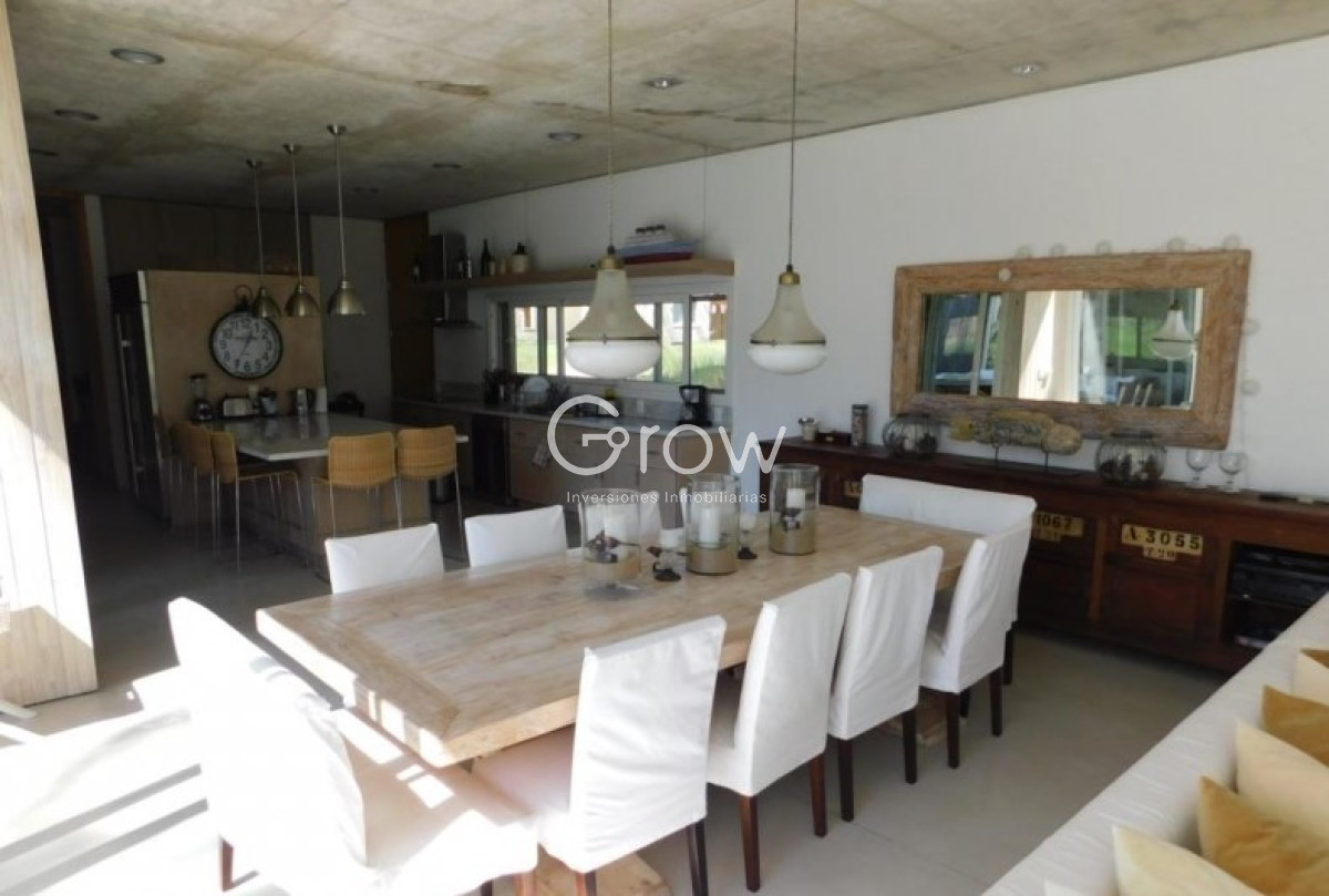 Casa ID.3605 - Venta casa en Barrio Privado Laguna Blanca , Manantiales 4 dormitorios 