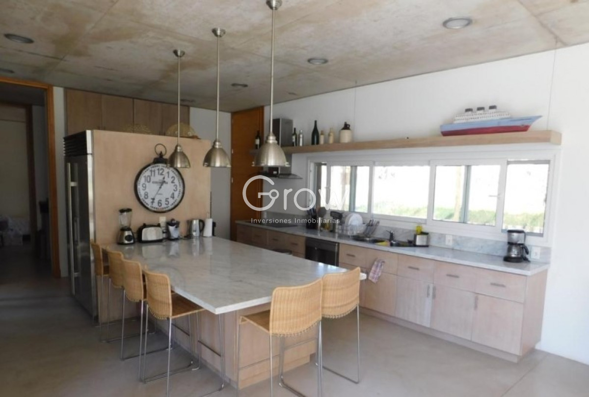 Casa ID.3605 - Venta casa en Barrio Privado Laguna Blanca , Manantiales 4 dormitorios 