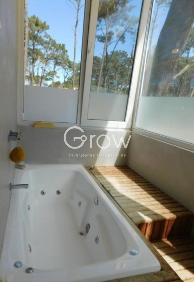 Casa ID.3605 - Venta casa en Barrio Privado Laguna Blanca , Manantiales 4 dormitorios 