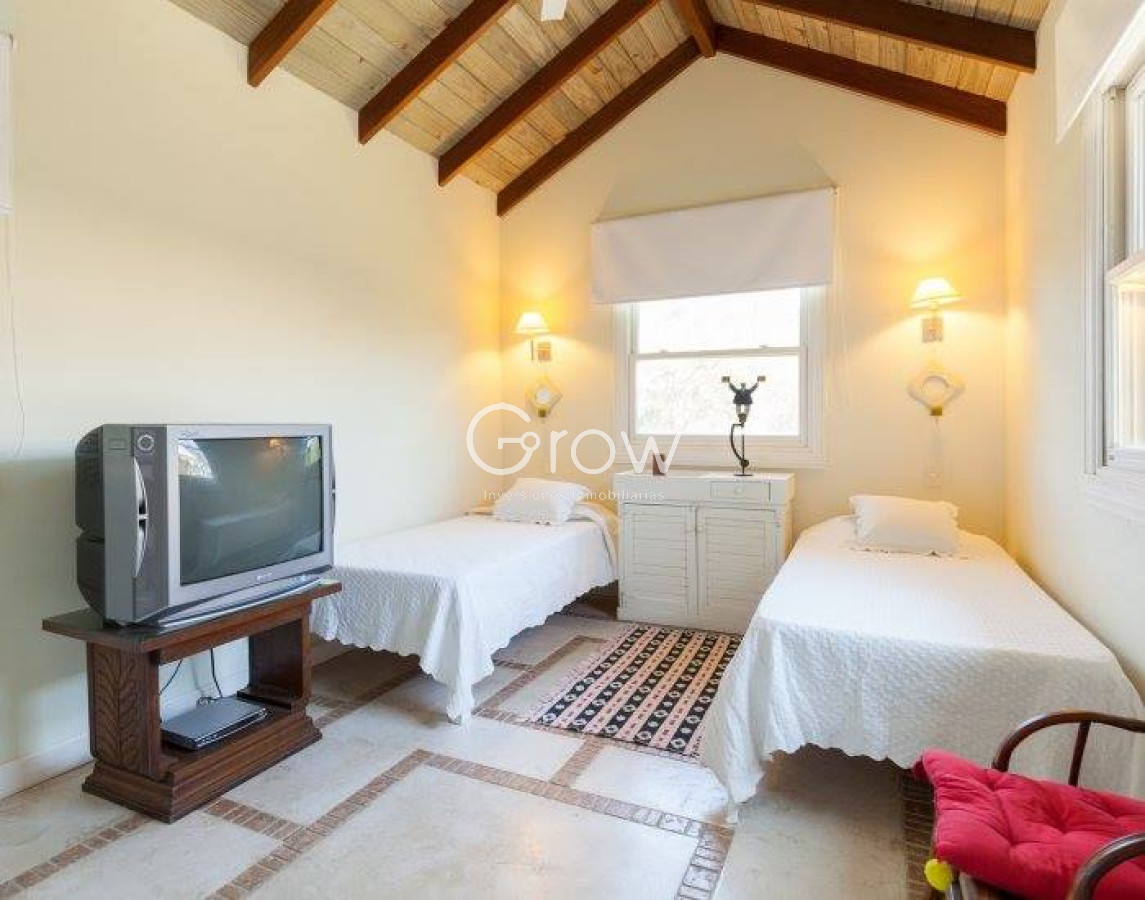 Casa ID.3611 - Venta casa  5 dormitorios en Laguna Blanca, Manantiales 