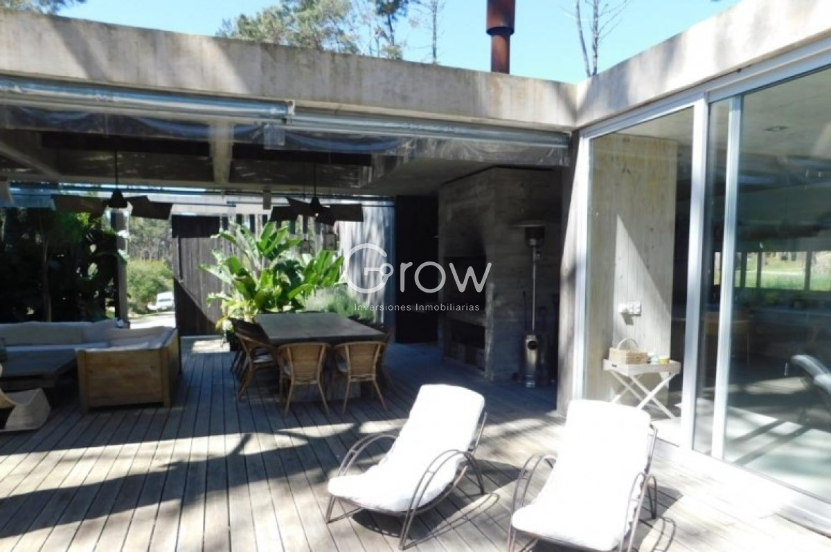 Casa ID.3605 - Venta casa en Barrio Privado Laguna Blanca , Manantiales 4 dormitorios 