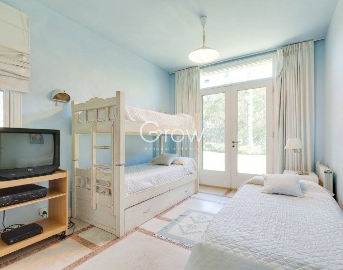 Casa ID.3611 - Venta casa  5 dormitorios en Laguna Blanca, Manantiales 